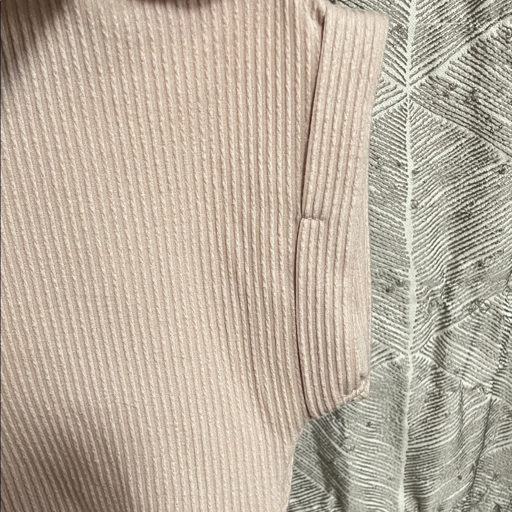 Discreet Blush Ribbed V-Neck Tee - Picture 4 of 4